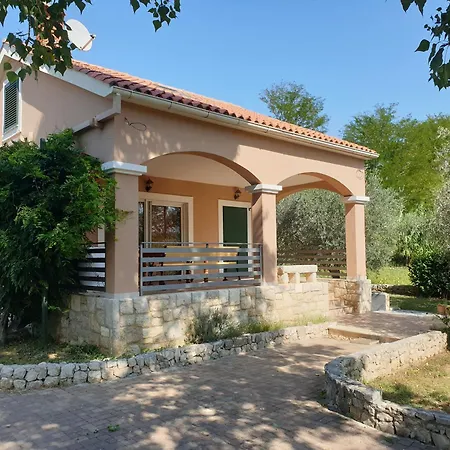 Am Fluss Gelegenes Haus Mit Galerieschlafplaetzen בית נופש
