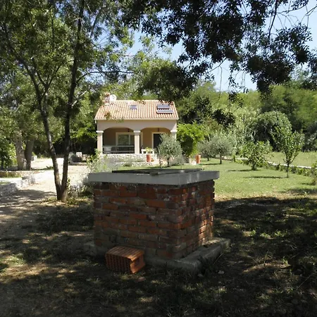 Am Fluss Gelegenes Haus Mit Galerieschlafplaetzen בית נופש נין