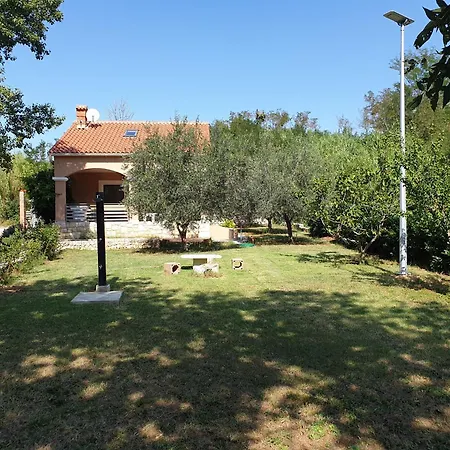 בית נופש Am Fluss Gelegenes Haus Mit Galerieschlafplaetzen