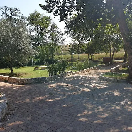 בית נופש Am Fluss Gelegenes Haus Mit Galerieschlafplaetzen נין