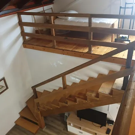 Am Fluss Gelegenes Haus Mit Galerieschlafplaetzen נין