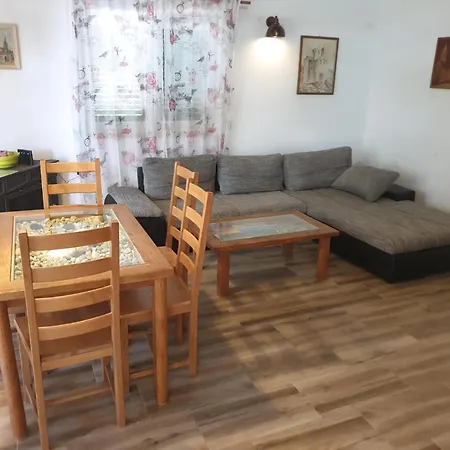 בית נופש Am Fluss Gelegenes Haus Mit Galerieschlafplaetzen