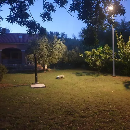Am Fluss Gelegenes Haus Mit Galerieschlafplaetzen בית נופש *