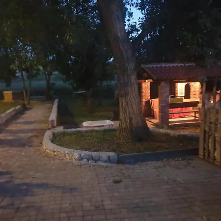 בית נופש Am Fluss Gelegenes Haus Mit Galerieschlafplaetzen נין