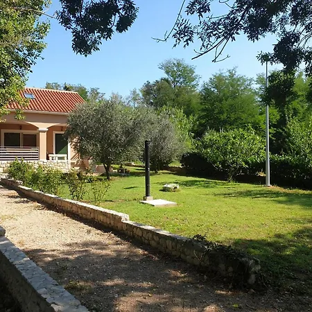בית נופש Am Fluss Gelegenes Haus Mit Galerieschlafplaetzen *