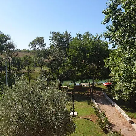 Am Fluss Gelegenes Haus Mit Galerieschlafplaetzen בית נופש נין