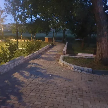 Am Fluss Gelegenes Haus Mit Galerieschlafplaetzen * נין